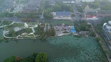 航拍城市古镇勺湖公园景区视频的预览图